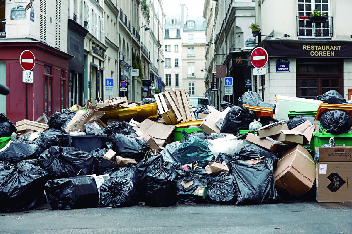 FRANCIA. París, cubierta de basura, sufre las consecuencias de la huelga de recolectores, que reclaman contra las políticas de Macron.  