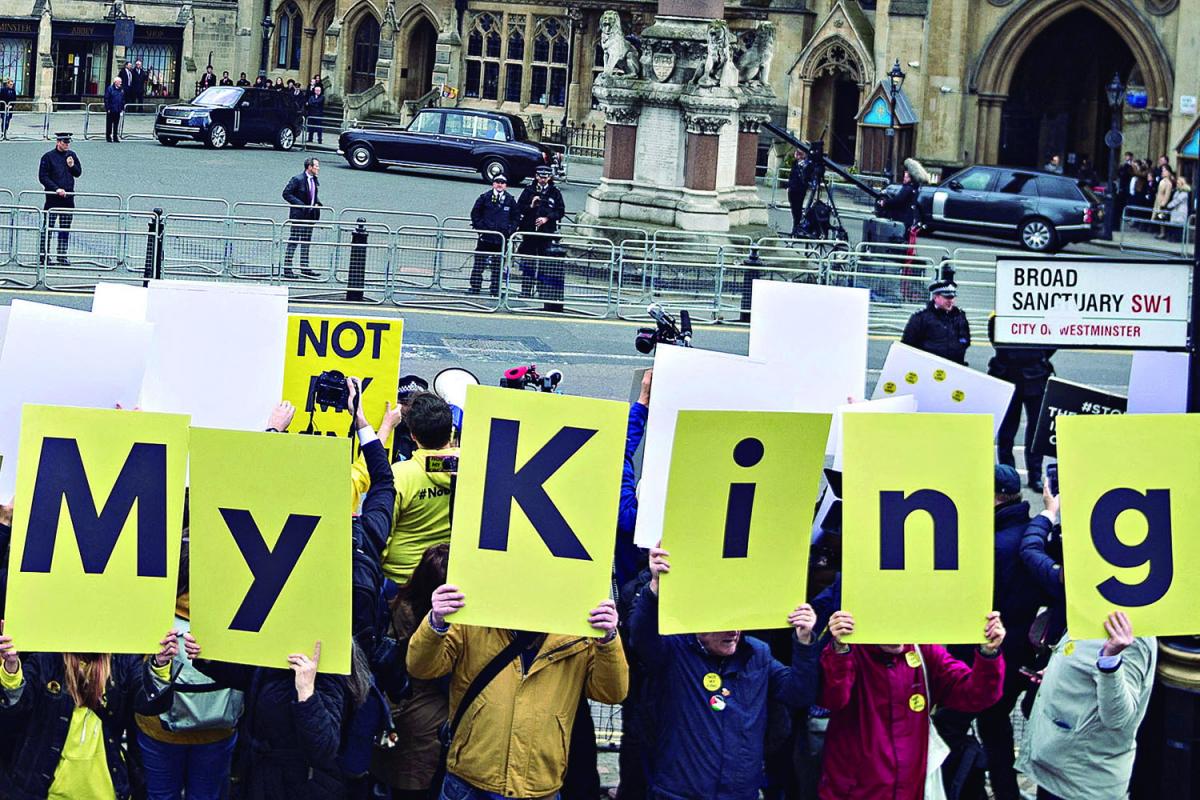 GRAN BRETAÑA. Manifestantes repudian la visita de Carlos III y Camilla, en el barrio de Westminster, Londres 