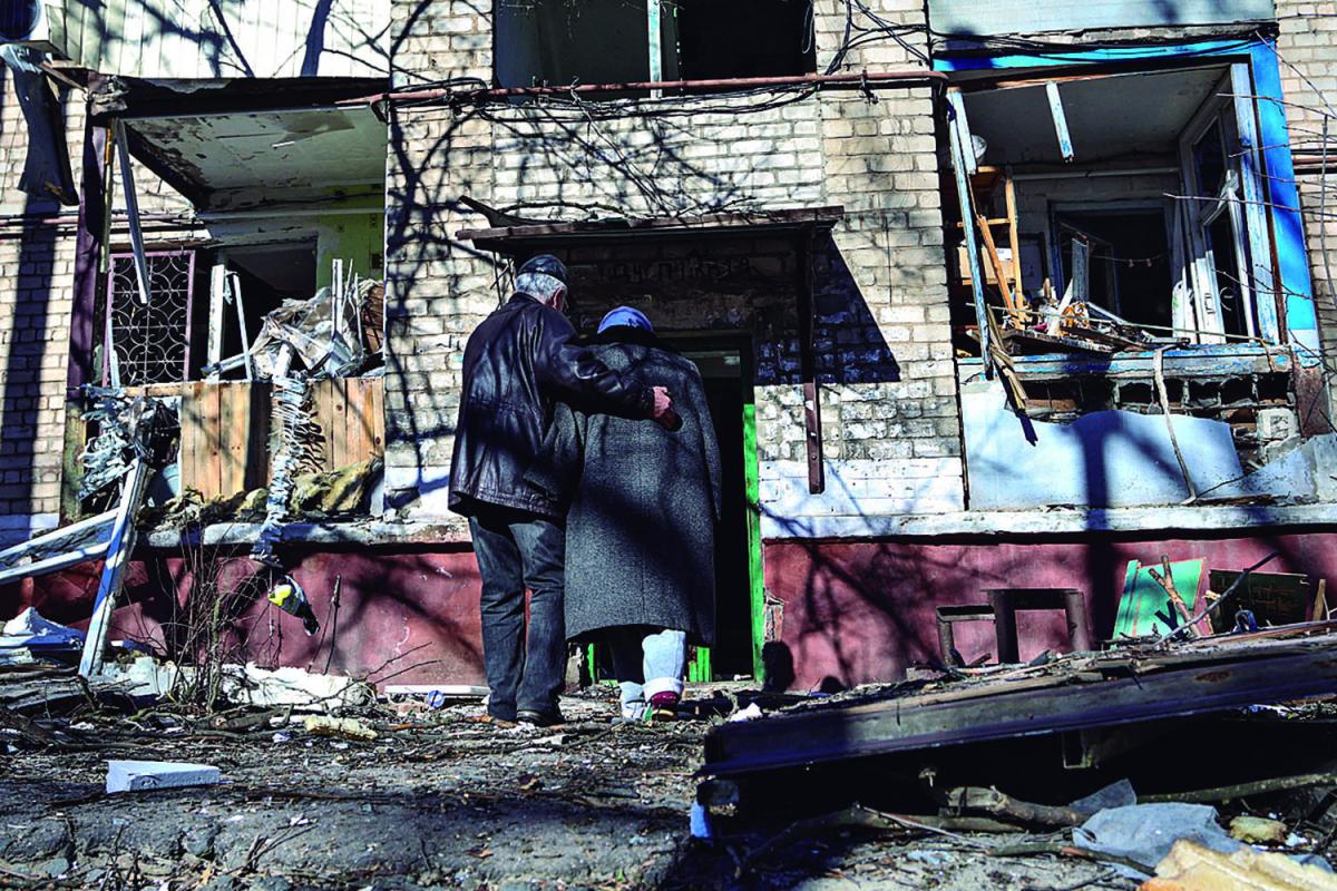 EN RUINAS. Una pareja intenta ingresar a su casa, destrozada por los ataques aéreos rusos, en la ciudad ucraniana de Kramatorsk. 