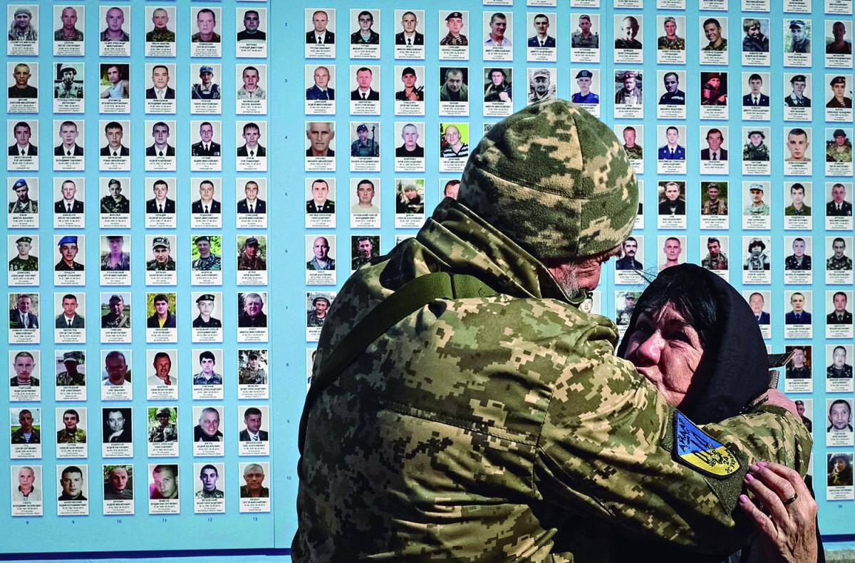 UCRANIA. Una emocionante ceremonia para recordar a los soldados ucranianos muertos durante la guerra con Rusia se realizó en la capital, Kiev. 