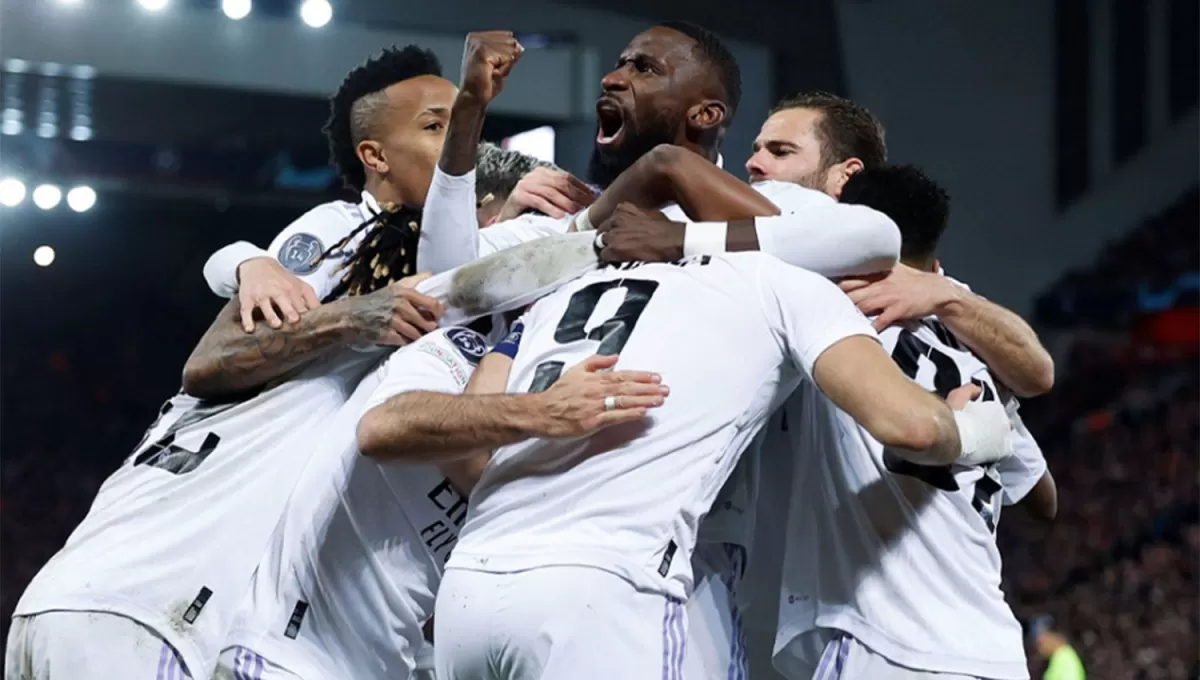 CON UN PIE. El 5-2 conseguido por Real Madrid lo dejó a un paso de la siguiente fase de la competición europea.