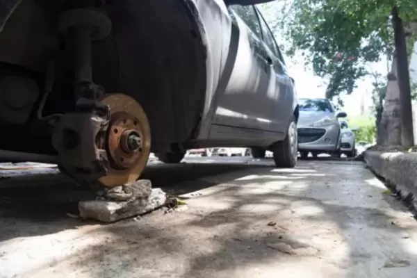 En tres minutos pueden robar una rueda del auto