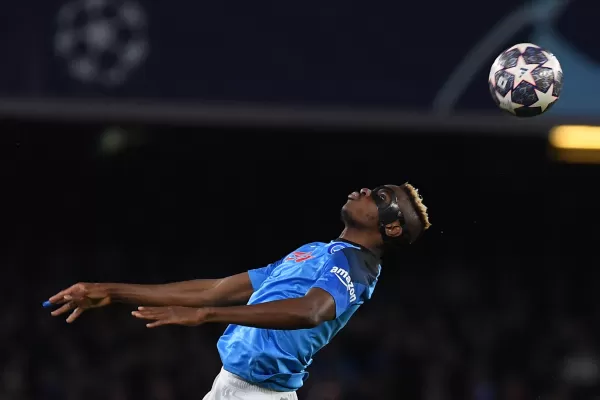 Napoli vuela alto y está entre los mejores ocho de la Champions League