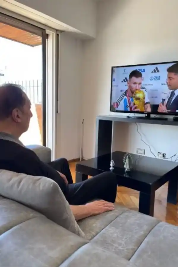 La imagen furor de Bilardo viendo a Lionel Messi levantar la Copa del Mundo.