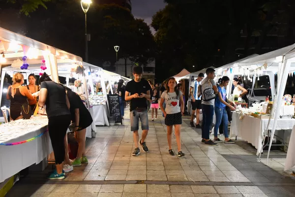 Ferias de artesanos en las plazas Urquiza y San Martín, y en el parque Avellaneda