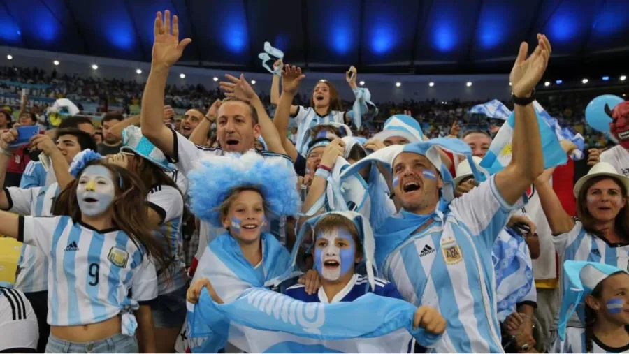 Hinchas argentinos se preparan para alentar a la Selección argentina en Buenos Aires.