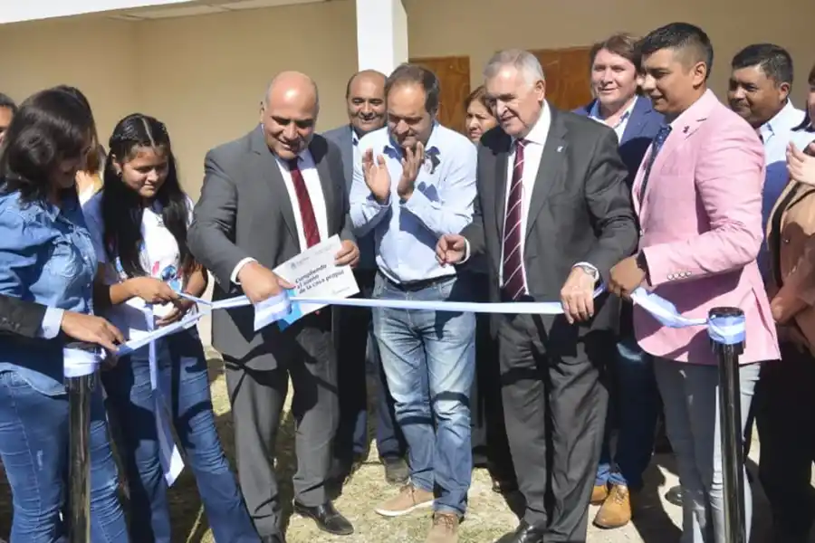 CORTE DE CINTA. el ministro de Desarrollo Territorial y Hábitat de la Nación, Santiago Maggiotti, entregó una decena de casas hoy en Tucumán, junto al gobernador, Juan Manzur, y junto al vicegobernador, Osvaldo Jaldo.