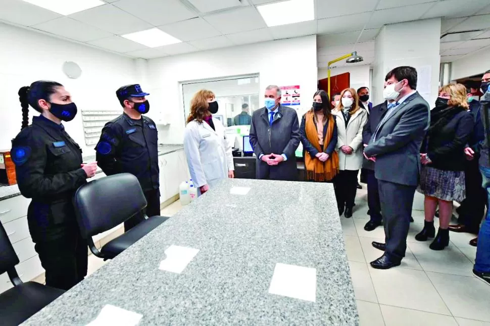 OTROS TIEMPOS. Federales muestran a Jaldo y al ministro Agüero Gamboa el laboratorio que utilizarían. 