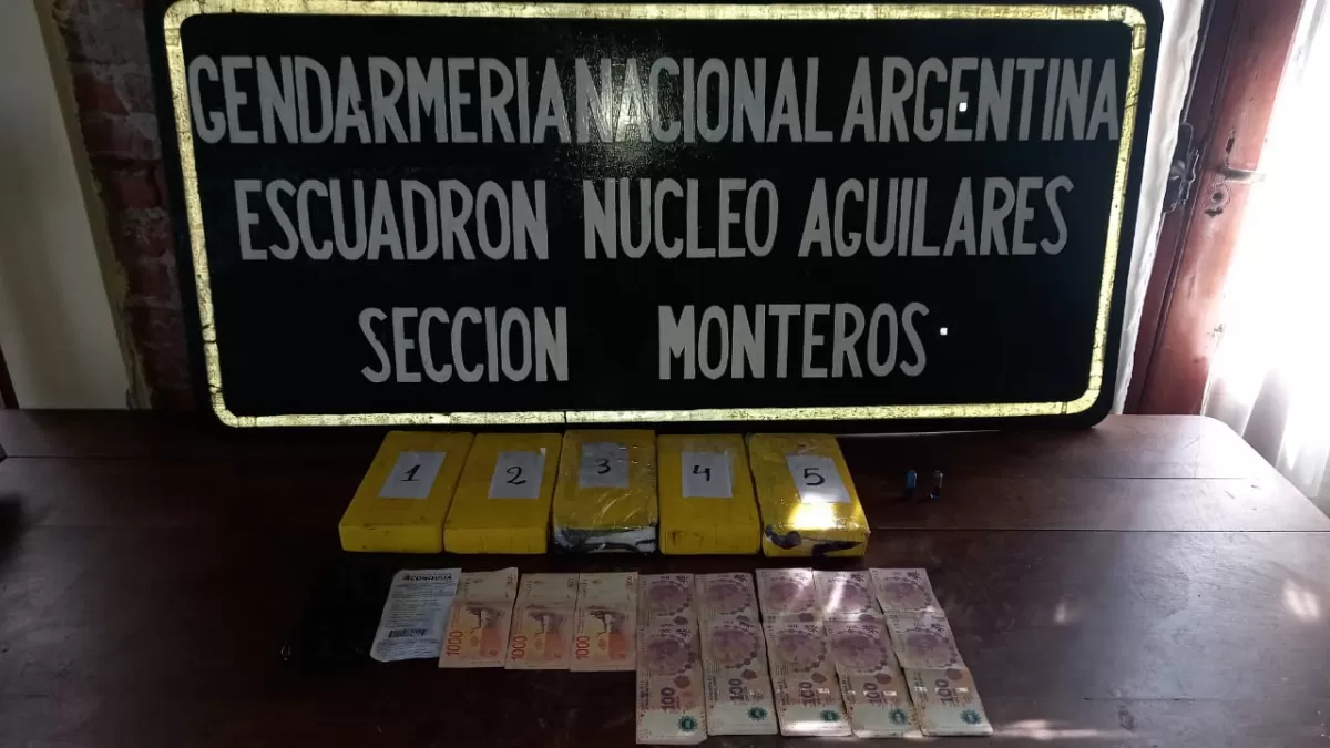 Viajaba por Tucumán con cinco ladrillos de cocaína en la mochila