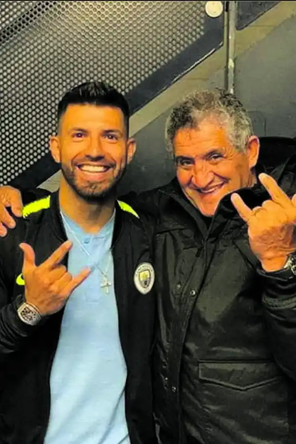 COMPINCHES. “Kun” junto a su abuelo Rodolfo, quien asegura haber perdido la cuenta de las camisetas que le envió su nieto. Espera verlo el año que viene en EEUU.   