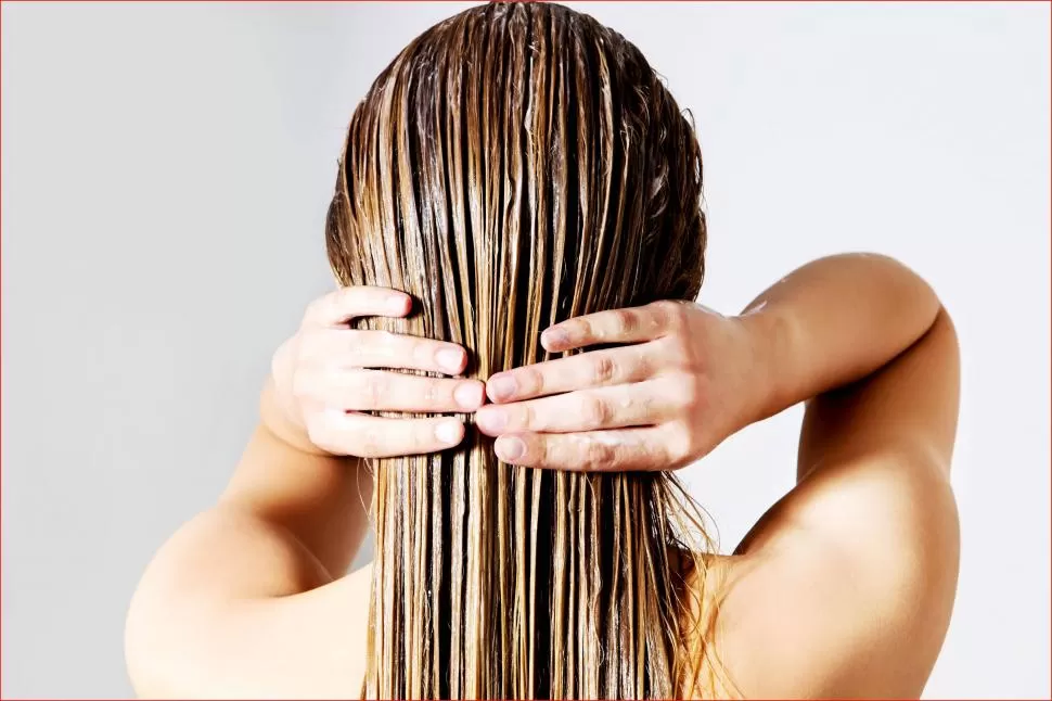 DESPUÉS DEL LAVADO. Conviene usar productos con keratina para suavizar y humectar la fibra del cabello.  