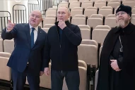 Tras la orden de ser detenido, Putin visitó la península anexada de Crimea