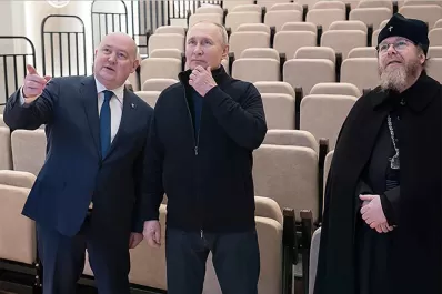 Tras la orden de ser detenido, Putin visitó la península anexada de Crimea