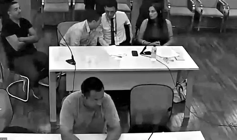 MOMENTO TENSO. Bruno Ciolfo pide asesoramiento la defensora Raquel Ferreyra Asís y a su auxiliar Maximiliano Décima antes de declarar.  