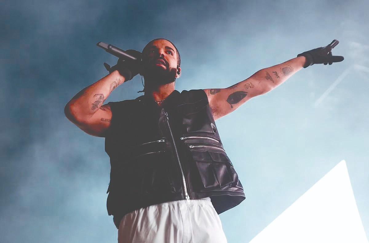 HIMNO FUTBOLERO. Drake levantó al público al cantar “Muchachos...”.