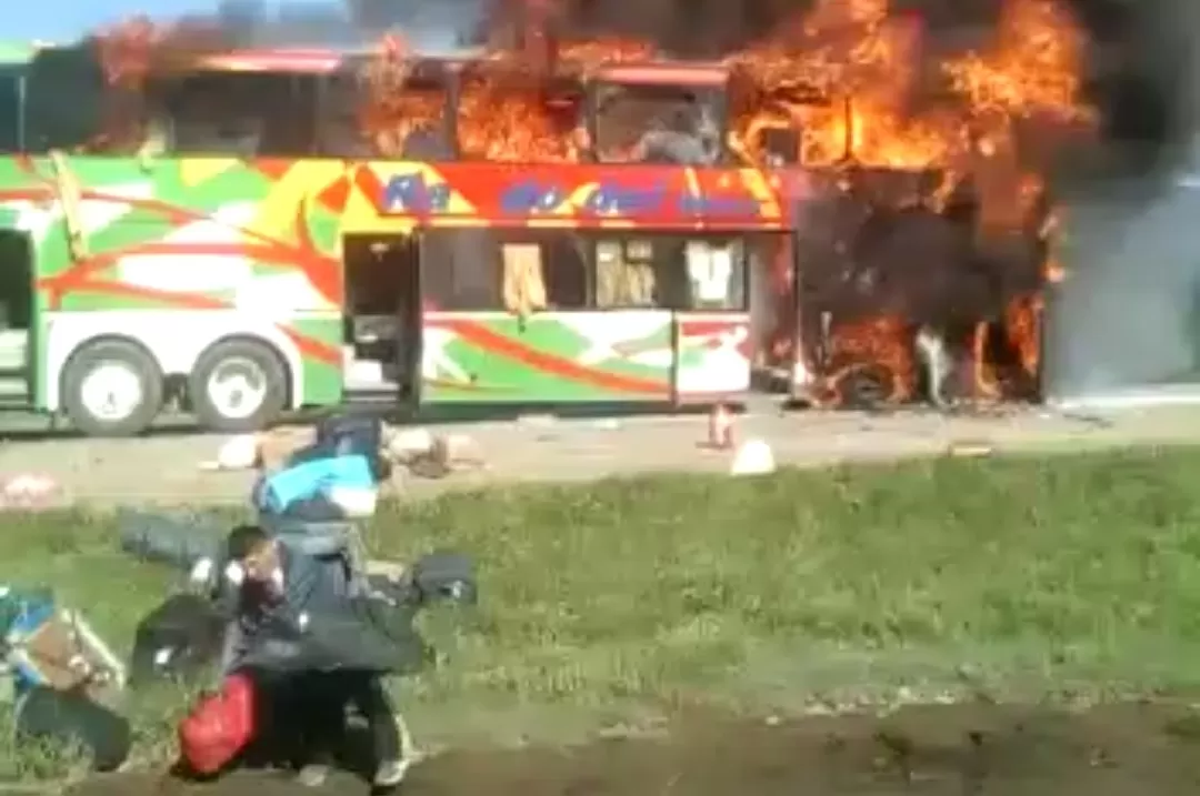 Momentos de desesperación por el incendio de un colectivo en Huasa Pampa