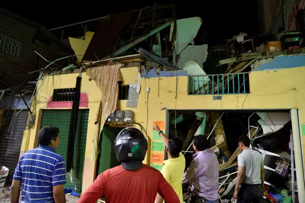 Llegan a 15 los muertos por el terremoto en Ecuador