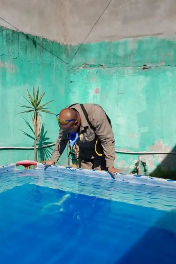 OPERATIVOS. Los agentes sanitarios revisan en las casas los sitios en los que puede haber criaderos de Aedes. 