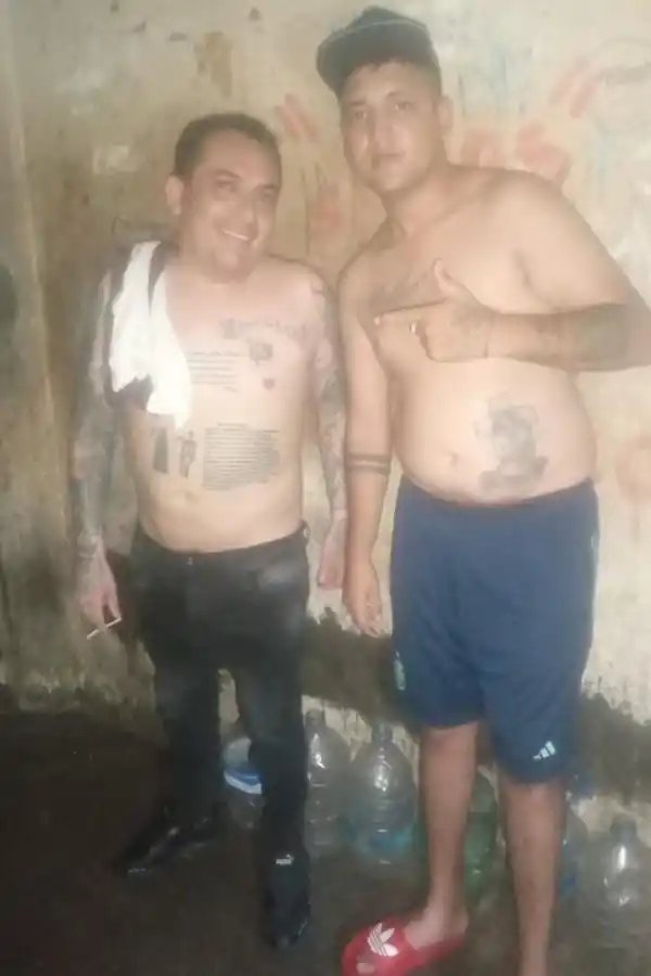  EN EL CALABOZO. “Miguelón” aparece con un compañero de encierro con un cigarrillo que podría ser de marihuana.