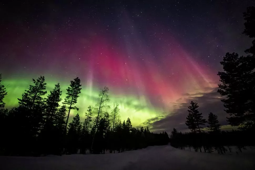  VISIÓN EN FINLANDIA. El bello fenómeno de la aurora se observa sobre Laponia, en Rovaniemi, en el país finlandés.