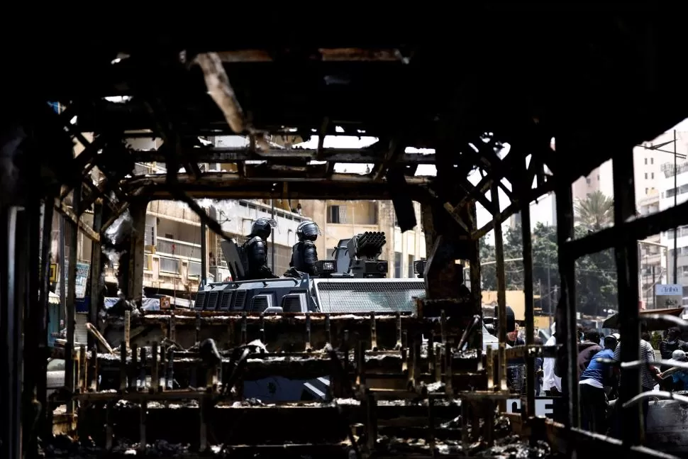  Fuerzas de seguridad de Senegal se movilizan en un vehículo blindado por las protestas de los seguidores del líder de la oposición detenido, Ousmane Sonko.