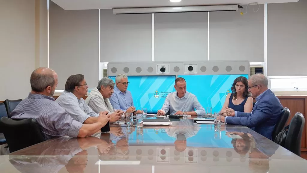 EN BUENOS AIRES. Funcionarios nacionales dialogan con el titular de la empresa Conorvial SA, a cargo de la obra de la autopista Tucumán-Termas. 