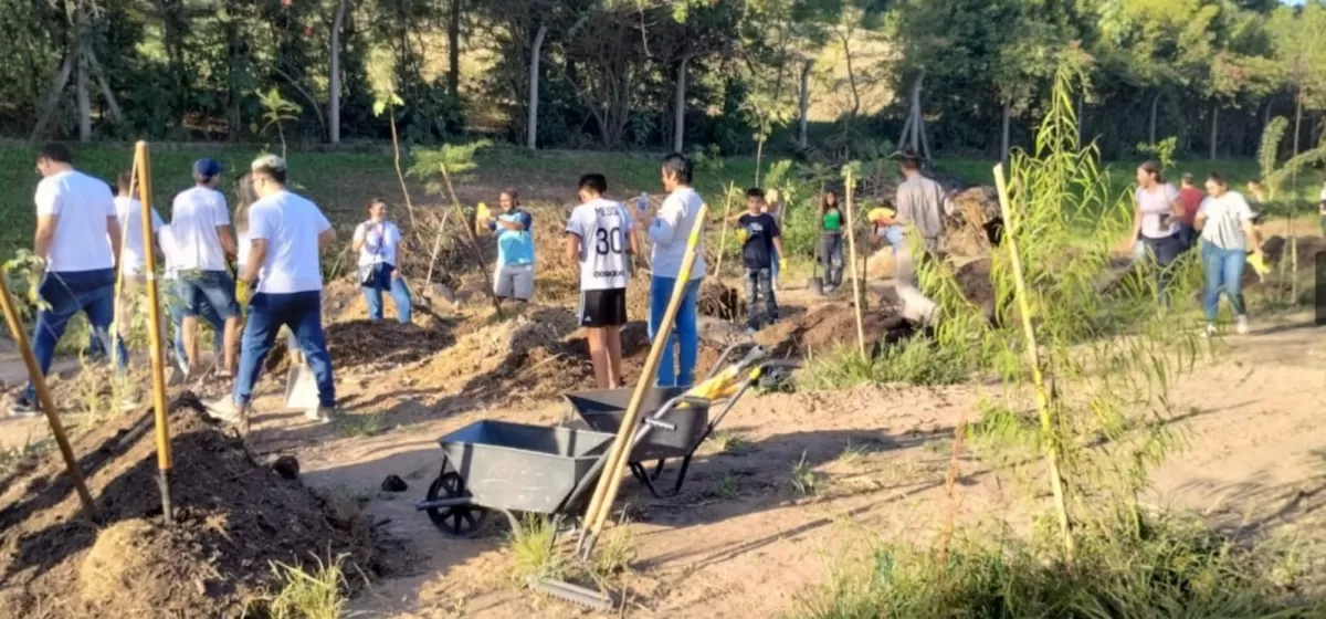 Un grupo de voluntarios preparó el Bosque Estado de Israel.