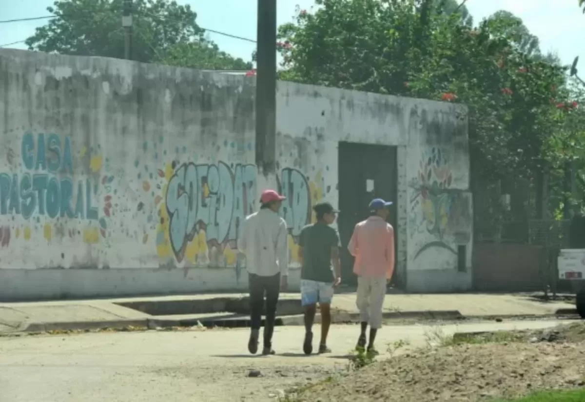 Adolescentes caminan por una calle del barrio Costanera. FOTO LA GACETA / ANTONIO FERRONI
