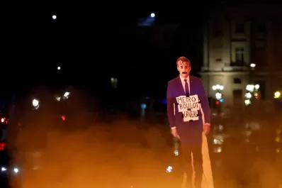 El Parlamento de una Francia en llamas desafía a Macron