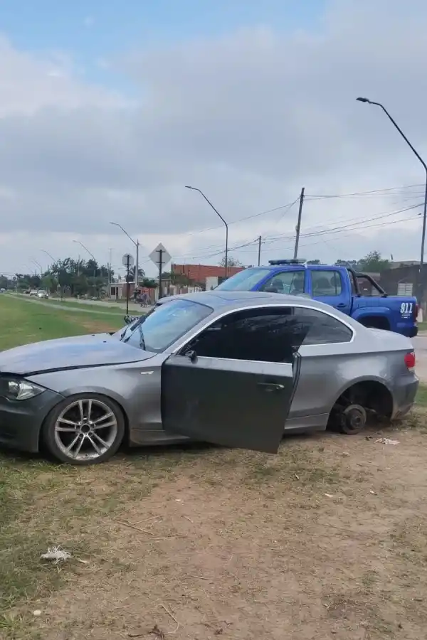 El auto del jugador de Colón fue encontrado abandonado y vandalizado en Peñaloza y Doldán, en Santa Fe. (Foto: Redes)