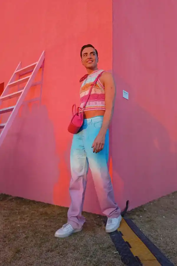 Un influencer posa en la obra “Todos los días sale el sol” del artista Andrés Reisinger.