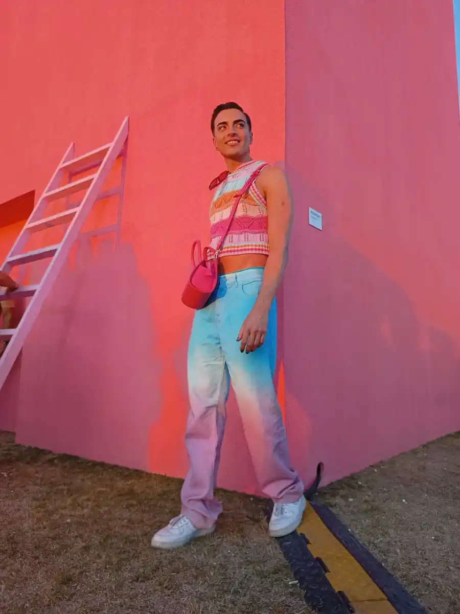 Un influencer posa en la obra “Todos los días sale el sol” del artista Andrés Reisinger.