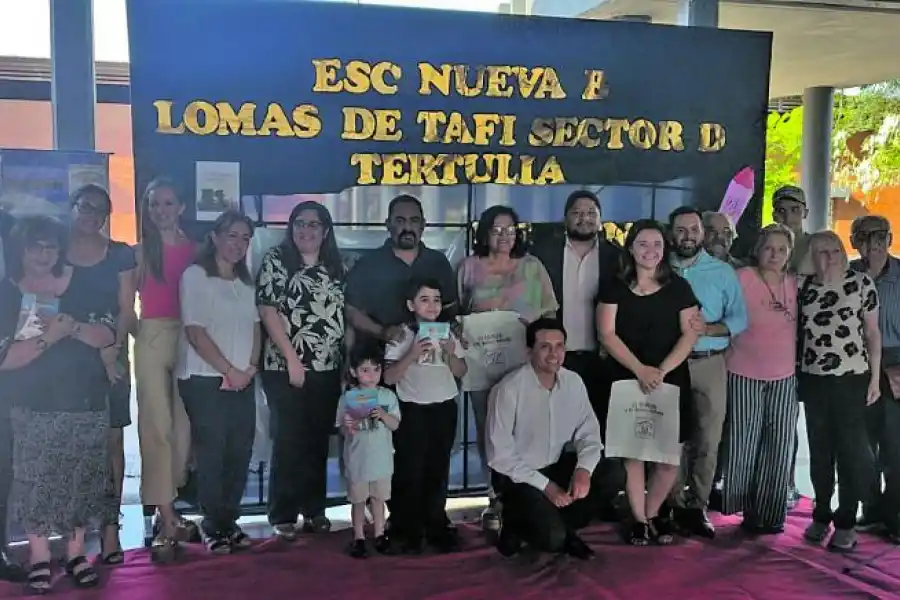 UN GRAN ORGULLO. Bautista, junto a su familia y docentes, en su escuela para la presentación de su libro. 