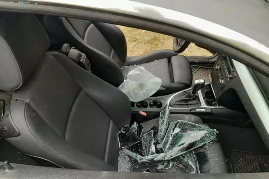 Un aviso a la policía alertó esta mañana la presencia del auto abandonado en Peñaloza y Doldán, en Santa Fe. (Foto: Redes)
