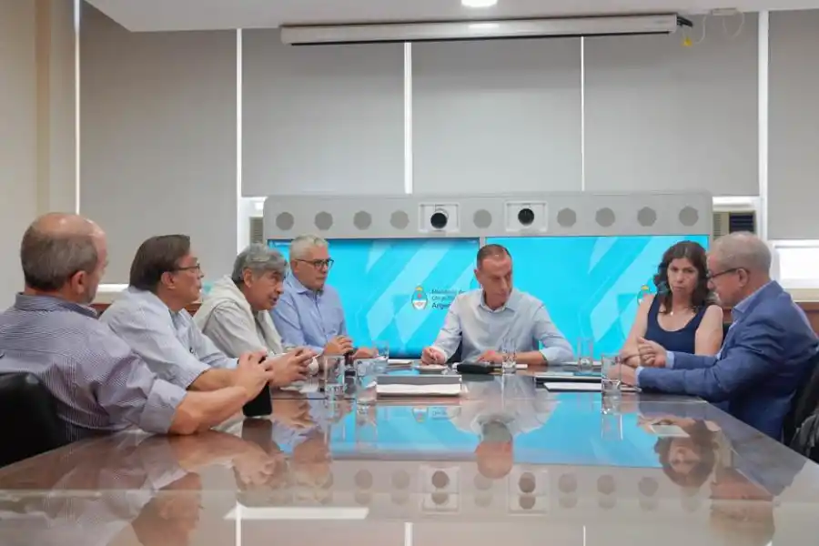 EN BUENOS AIRES. Funcionarios nacionales dialogan con el titular de la empresa Conorvial SA, a cargo de la obra de la autopista Tucumán-Termas. 