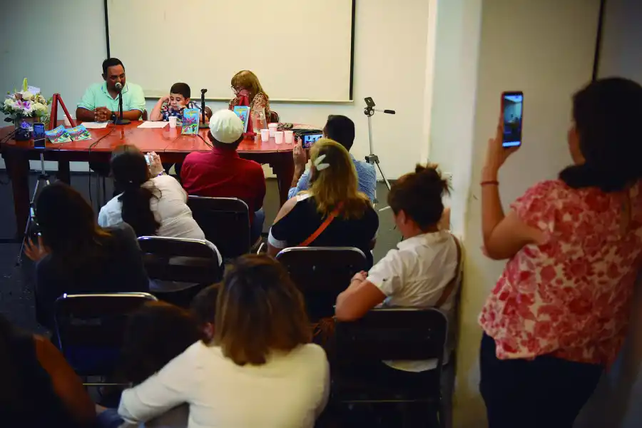 LA ESPERADA PRESENTACIÓN. Acompañado por su profesor, Federico, y Perla Jaimovich, de Ediciones del Parque, Bautista presentó su creación.