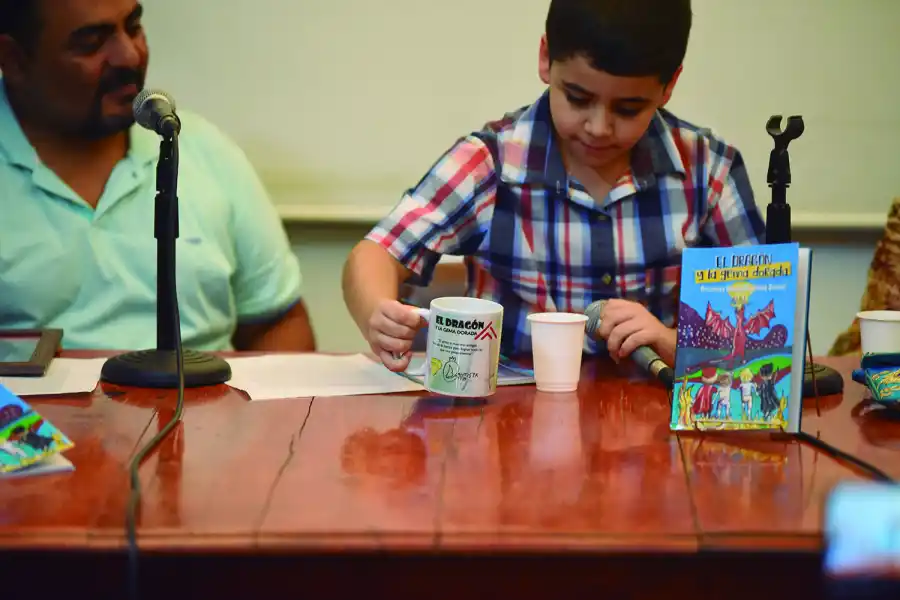 REGALOS. Bautista mostró los obsequios dados por sus seres queridos.