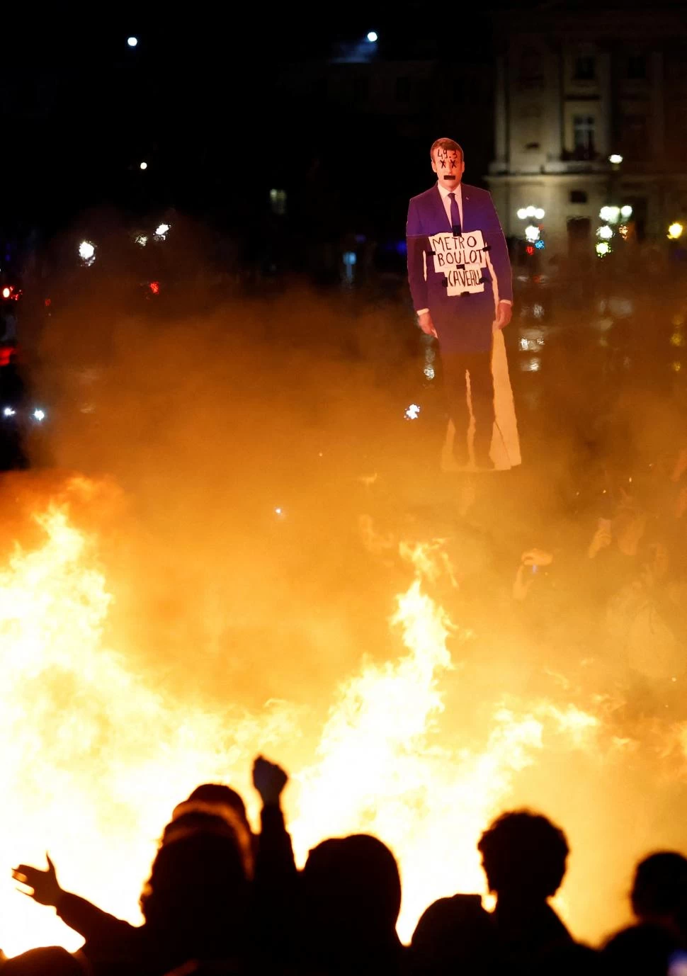 ARDE PARÍS. La figura de Macron fue rendida al fuego en la icónica Plaza de la Concordia.  