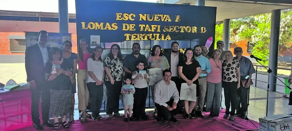UN GRAN ORGULLO. Bautista, junto a su familia y docentes, en su escuela para la presentación de su libro. 