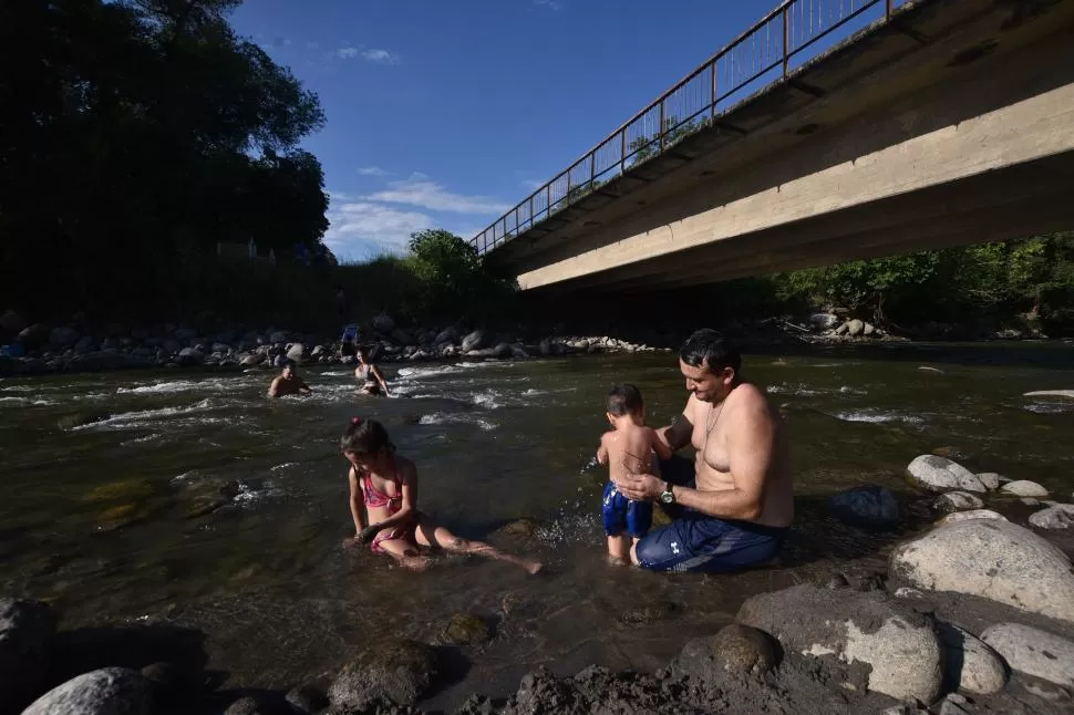 LIMITAR EL SOL. Se recomienda no exponer a los niños entre las 12 y las 16, y aplicarles protector factor 30. 