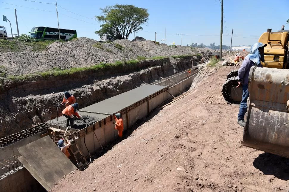 NUMEROSOS. Una veintena de obreros avanzan en la construcción de un canal. 