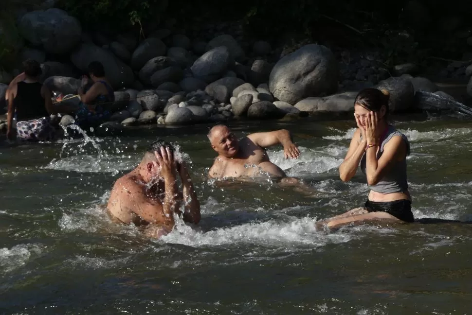 ALIVIO. El termómetro no afloja y el río se volvió un aliado en el sur.