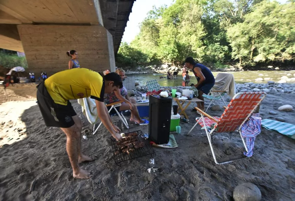 CON TODO. Asado y música no faltaron a la orilla de Pueblo Viejo.