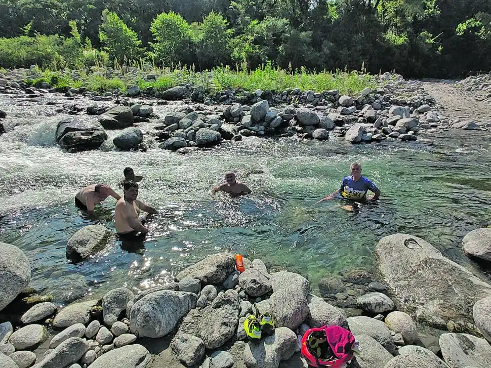 RÍO JAYA. Un grupo de bikers se refrescó luego de una larga pedaleada.