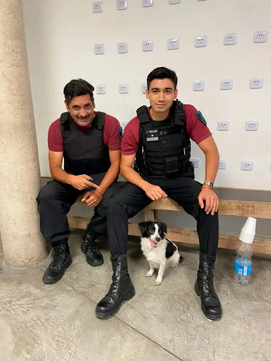Los efectivos policiales que salvaron a la perrita se fotografiaron con ella