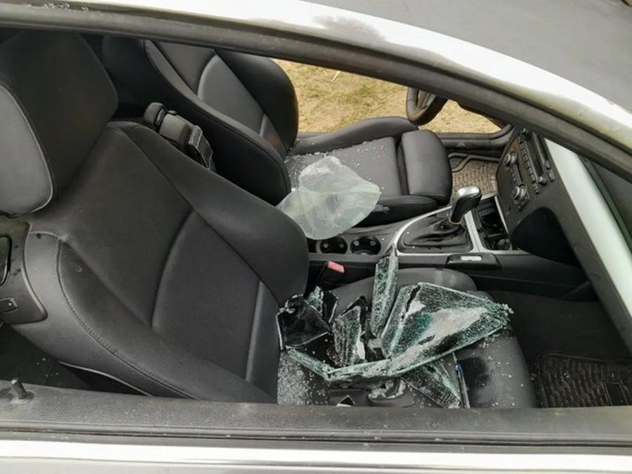 El auto de Fernández apareció con los vidrios rotos en un barrio de Santa Fe.