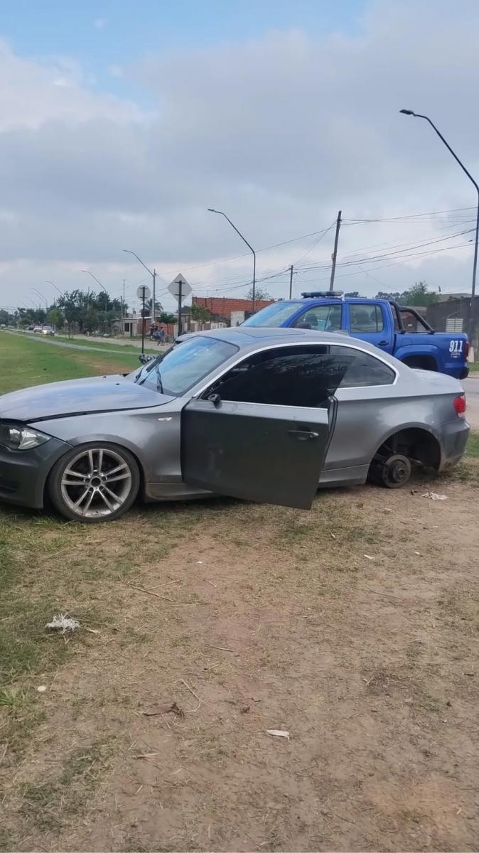 El auto del jugador de Colón fue encontrado abandonado y vandalizado en Peñaloza y Doldán, en Santa Fe. (Foto: Redes)