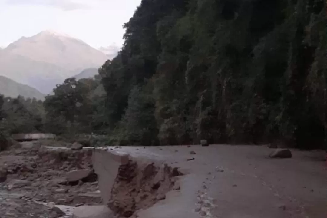 Por las lluvias se desbordó el río Cochuna y obligó a cortar el tránsito en la ruta nacional 65