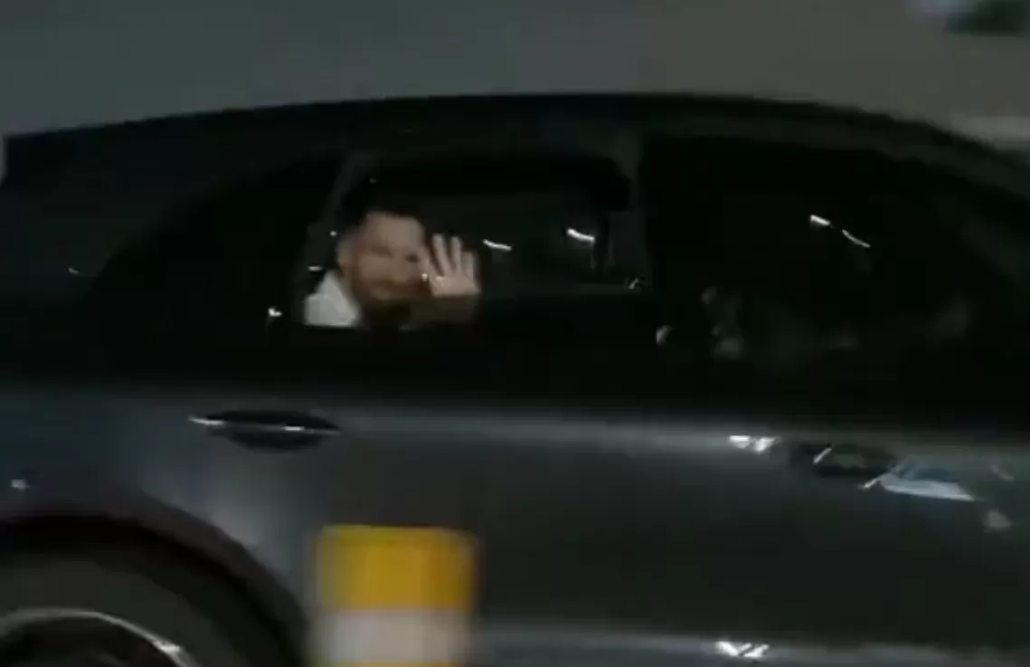 Messi saludó a una fan en la autopista