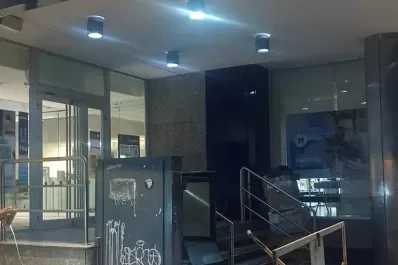 Un grupo de obreros perforaba una vereda y llegó a la oficina de un banco